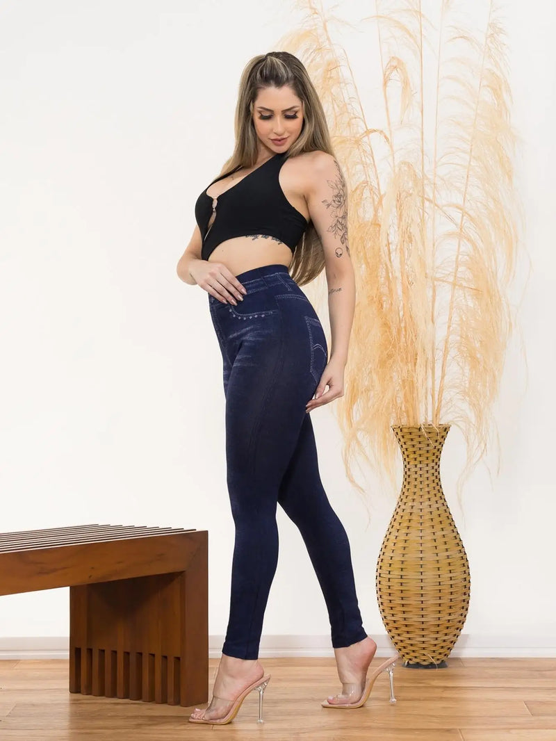 Calça feminina legging fake jeans, modelo levanta bumbum