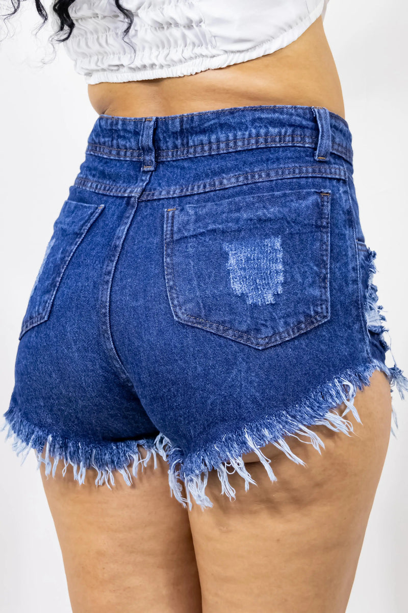 Shorts feminino em jeans, detonado