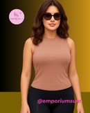 Blusa cavada, gola alta, sem mangas, modelagem T-shirt, conforto e versatilidade