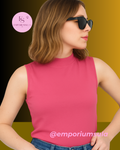 Blusa cavada, gola alta, sem mangas, modelagem T-shirt, conforto e versatilidade