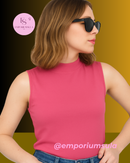 Blusa cavada, gola alta, sem mangas, modelagem T-shirt, conforto e versatilidade