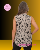 Blusa cavada com gola alta, sem mangas, estampa abstrata, assimétrica estilo mullet