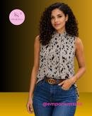 Blusa cavada com gola alta, sem mangas, estampa abstrata, assimétrica estilo mullet
